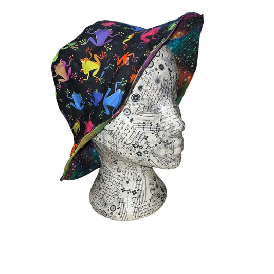 Reversible rainbow frogs bucket hat